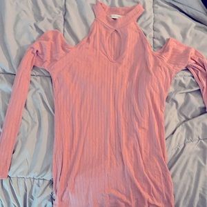 Choker with opening on chest and open shoulders